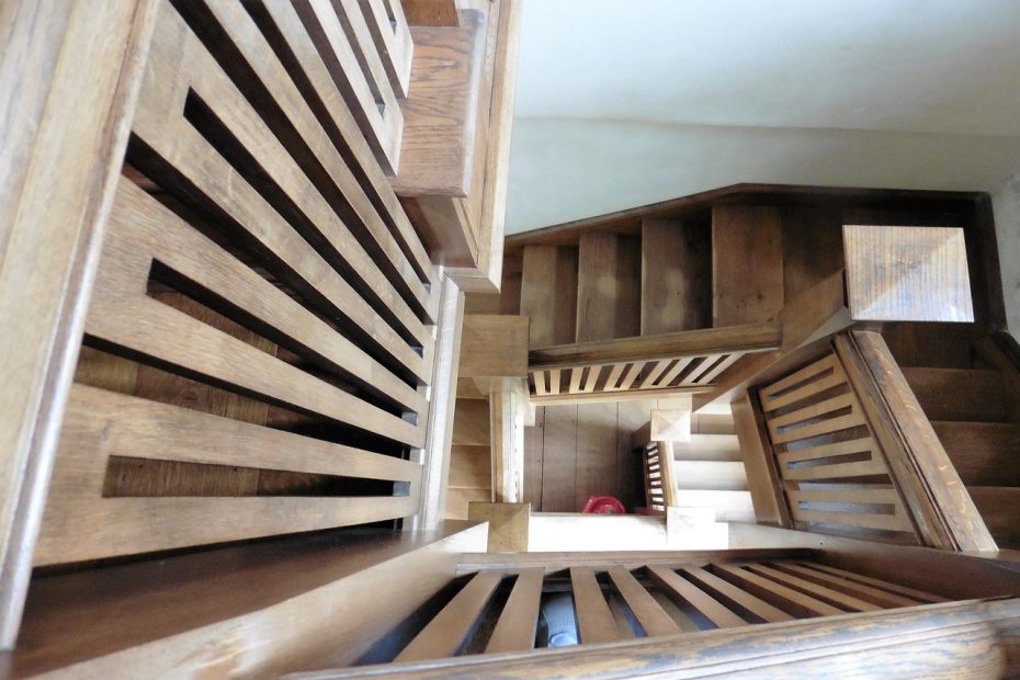 Dlaczego warto wybrać schody drewniane na wymiar?
