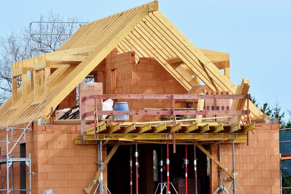 Drewno na konstrukcje dachowe – czym się charakteryzuje?